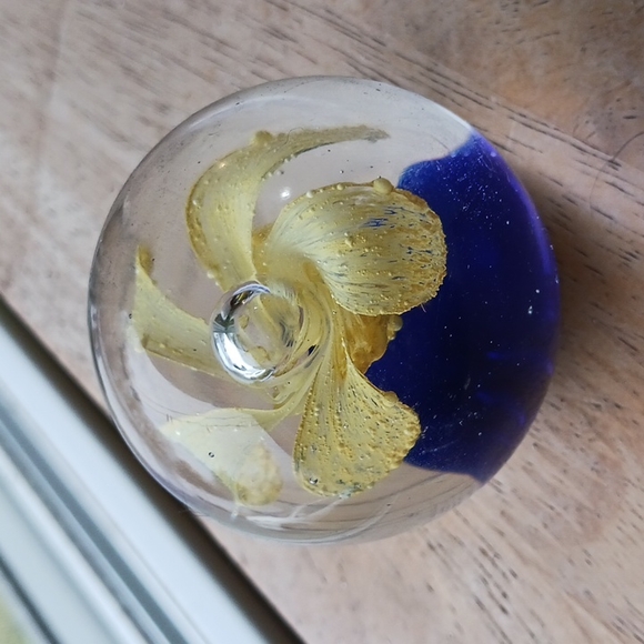 VINTAGE Glass Heavy Paperweight Flower Collectible - Picture 2 of 8